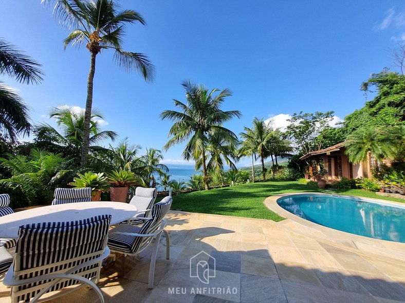 Casa com jardim, piscina e garagem perto da praia