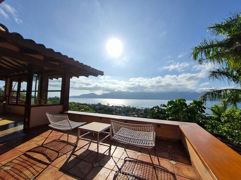 Casa com jardim, piscina e garagem perto da praia