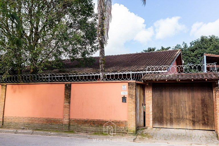 Casa com piscina a 350m da praia em Boiçucanga