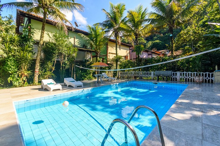 Casa com piscina aquecida a 100m praia em Maresias