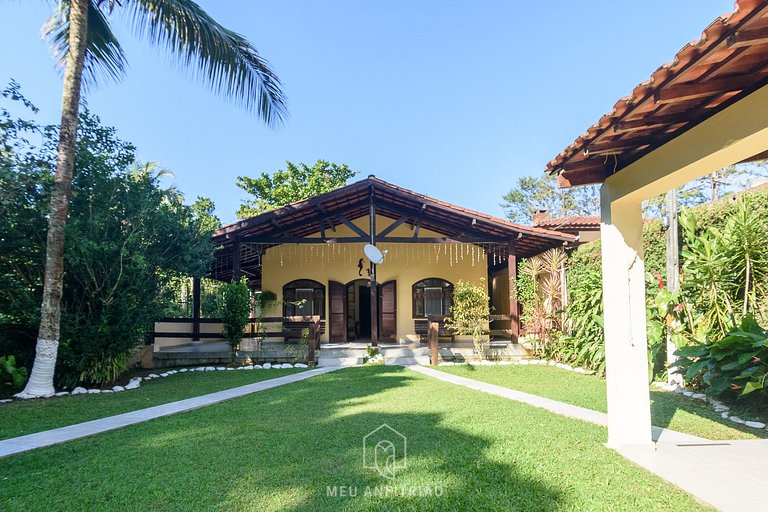 Casa com piscina aquecida a 100m praia em Maresias