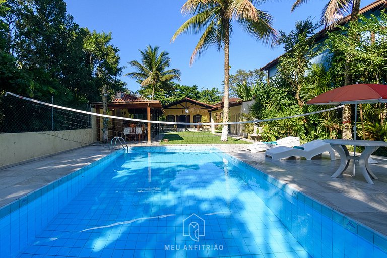 Casa com piscina aquecida a 100m praia em Maresias