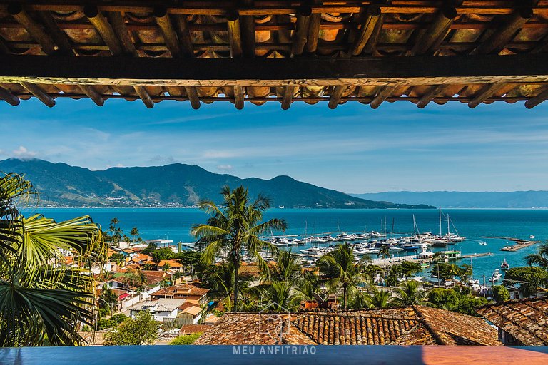 Casa com piscina de borda infinita em Ilhabela