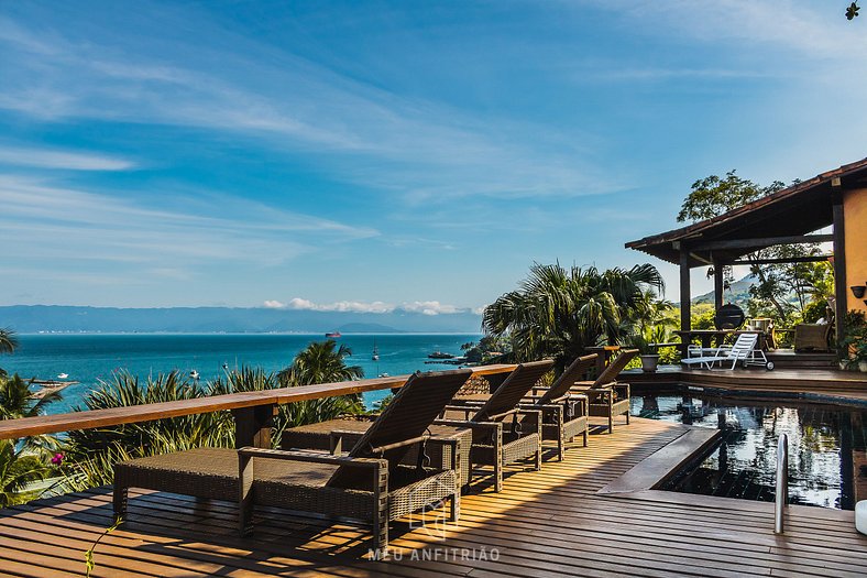 Casa com piscina de borda infinita perto da praia