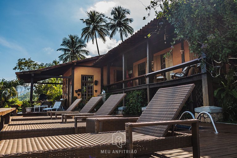 Casa com piscina de borda infinita perto da praia