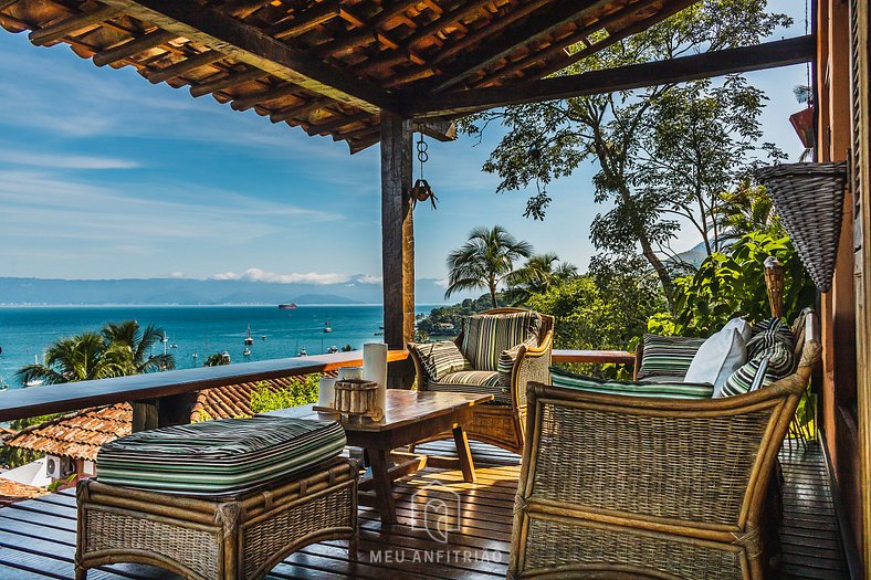 Casa com piscina de borda infinita perto da praia