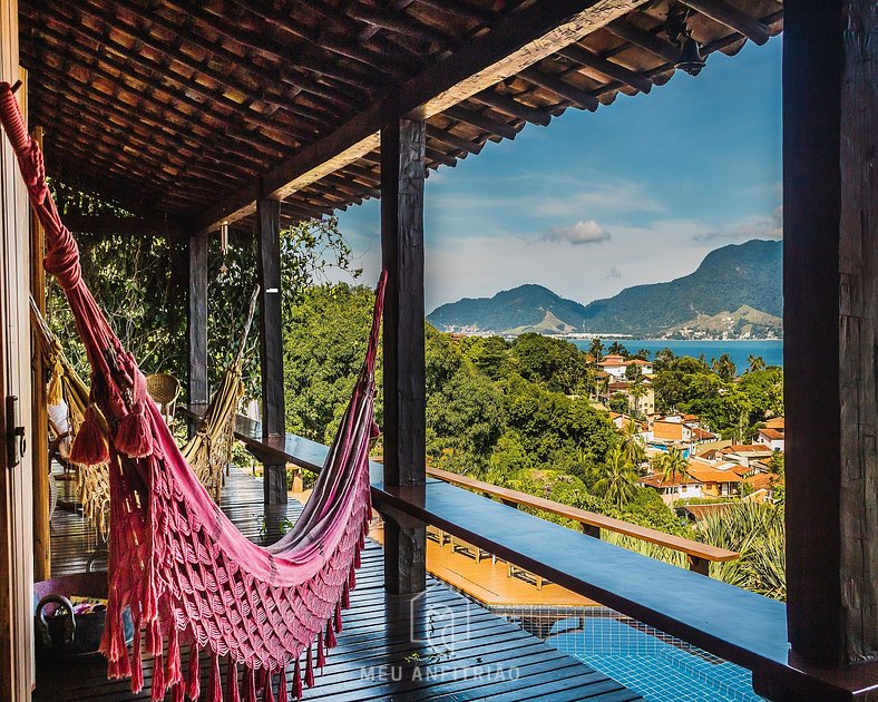 Casa com piscina de borda infinita perto da praia