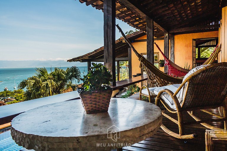 Casa com piscina de borda infinita perto da praia