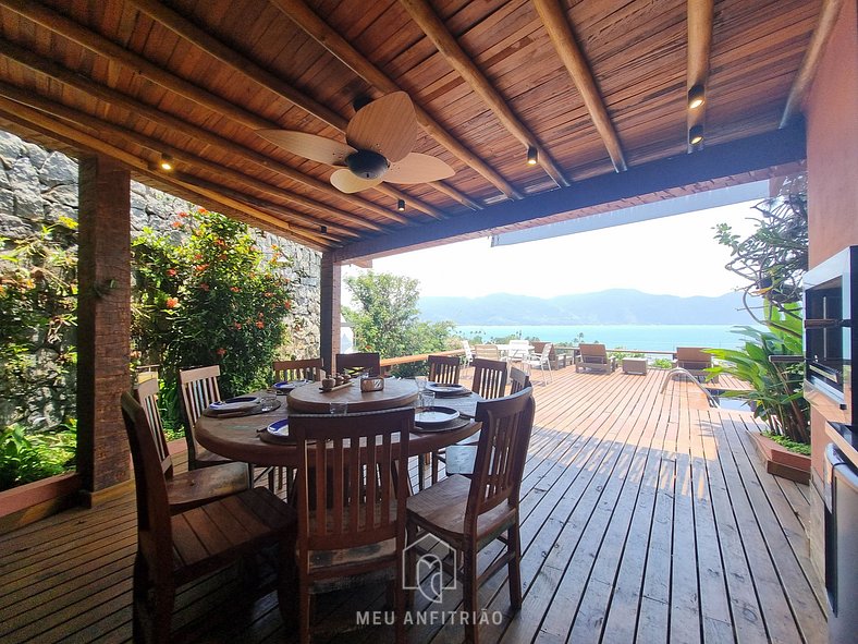 Casa com piscina de borda infinita perto da praia