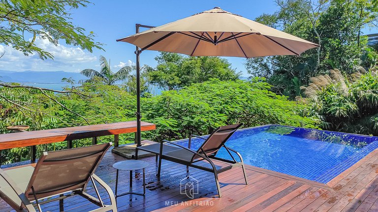 Casa com piscina, deck gourmet e vista para o mar