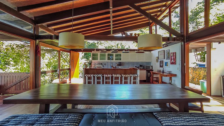 Casa com piscina, deck gourmet e vista para o mar