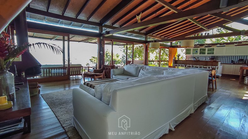 Casa com piscina, deck gourmet e vista para o mar