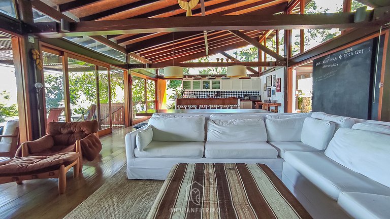 Casa com piscina, deck gourmet e vista para o mar