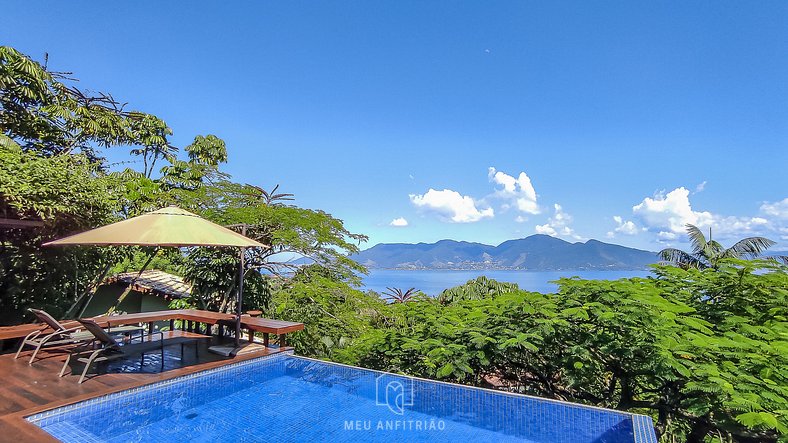 Casa com piscina, deck gourmet e vista para o mar