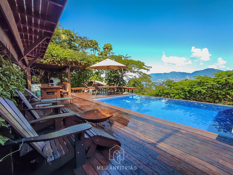 Casa com piscina, deck gourmet e vista para o mar