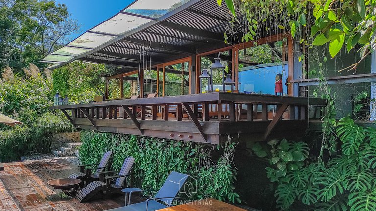 Casa com piscina, deck gourmet e vista para o mar