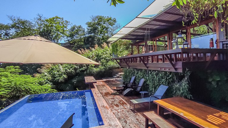 Casa com piscina, deck gourmet e vista para o mar