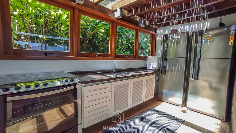 Casa com piscina, deck gourmet e vista para o mar