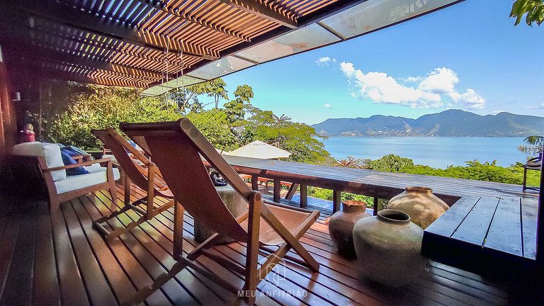 Casa com piscina, deck gourmet e vista para o mar