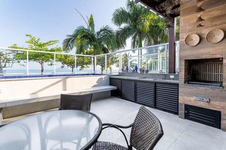 Casa com piscina e churrasqueira em frente à praia