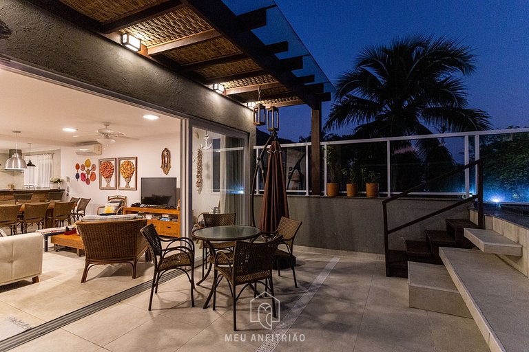 Casa com piscina e churrasqueira em frente à praia