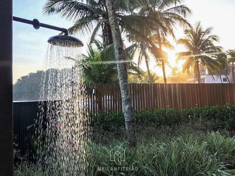 Casa com piscina e churrasqueira em frente à praia