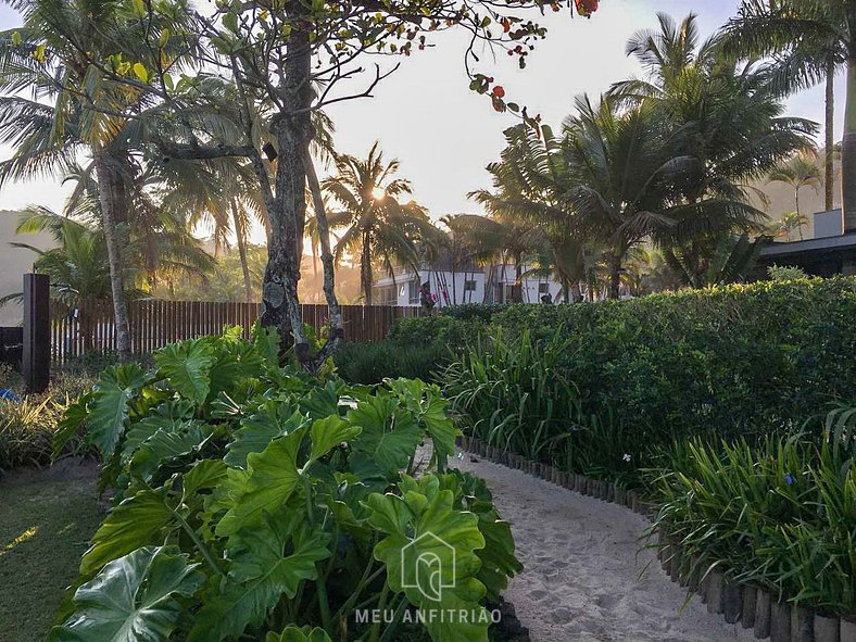 Casa com piscina e churrasqueira em frente à praia