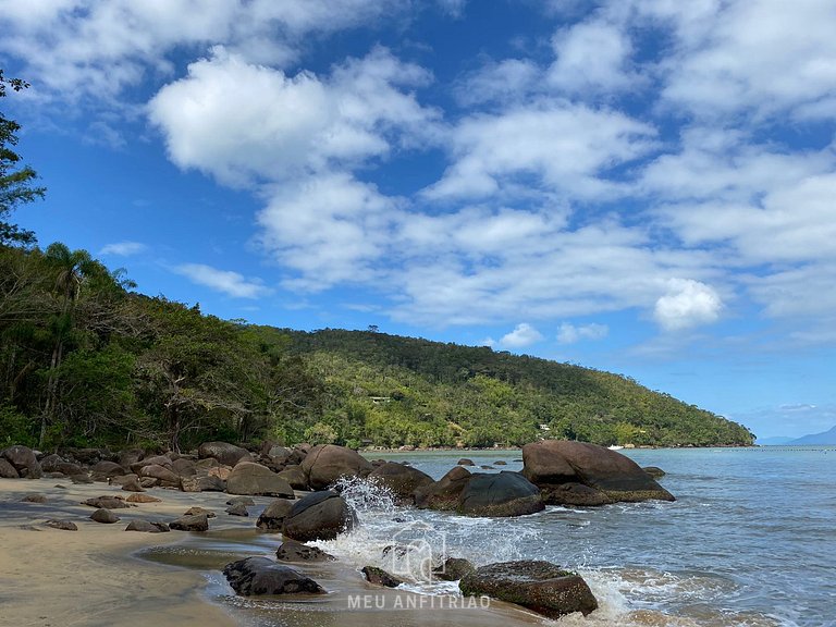 Casa com piscina e garagem a 50m da praia Lagoinha