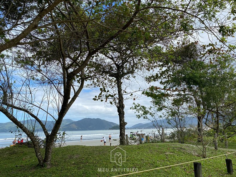 Casa com piscina e garagem a 50m da praia Lagoinha