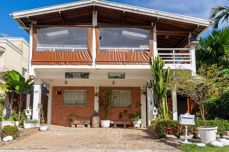 Casa com piscina e garagem a 50m da praia Lagoinha