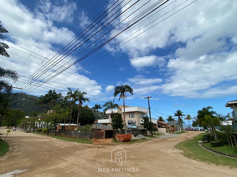 Casa com piscina e lazer a 50m da praia Lagoinha