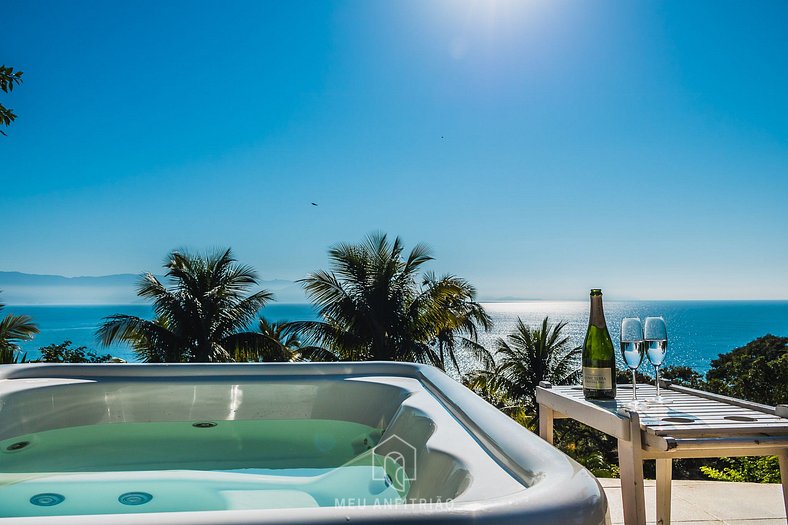 Casa com piscina e vista panorâmica em Ilhabela