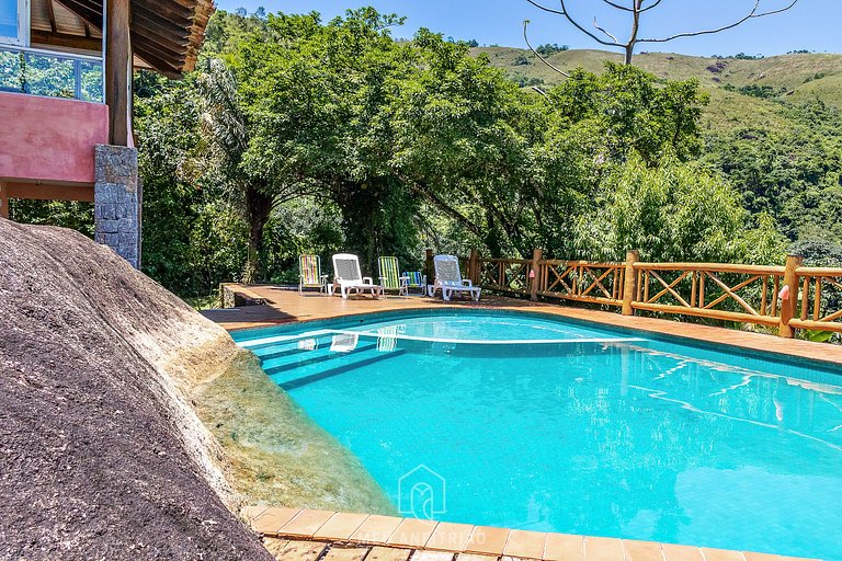 Casa com piscina e vista para o mar em Ilhabela