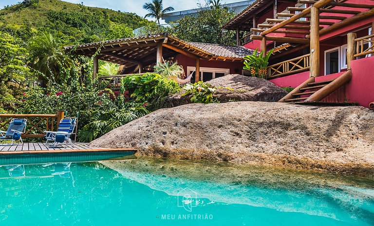 Casa com piscina e vista para o mar em Ilhabela