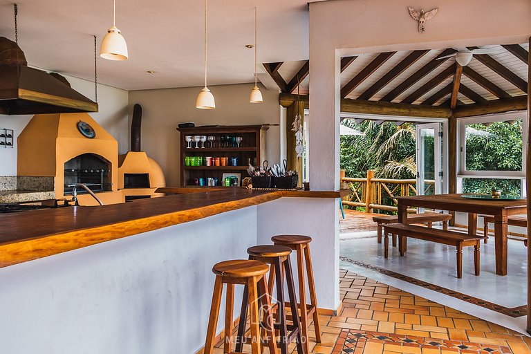 Casa com piscina e vista para o mar em Ilhabela