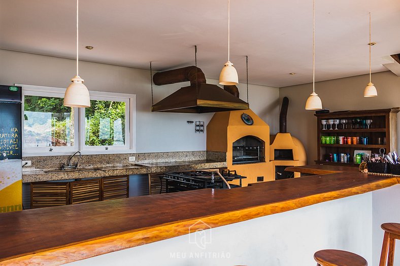 Casa com piscina e vista para o mar em Ilhabela