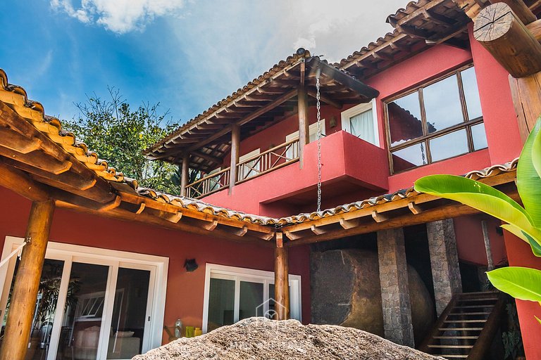 Casa com piscina e vista para o mar em Ilhabela