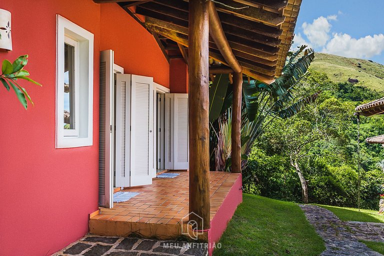 Casa com piscina e vista para o mar em Ilhabela