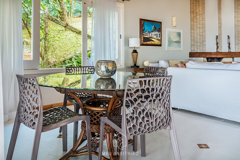 Casa com piscina e vista para o mar em Ilhabela