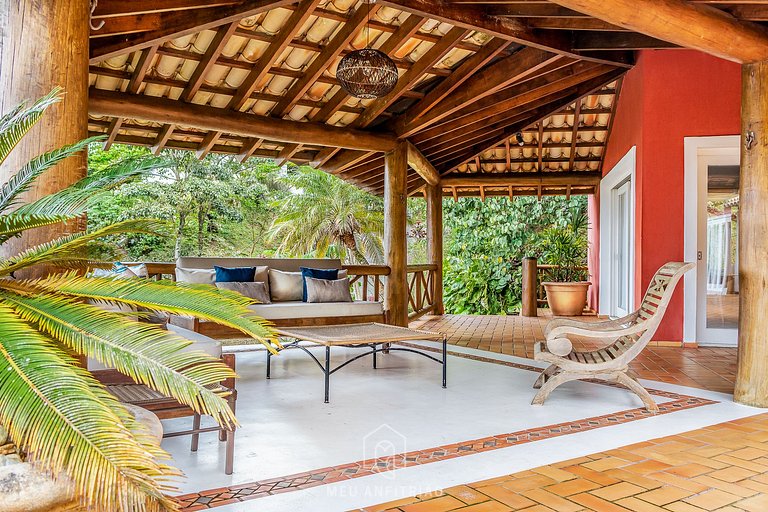 Casa com piscina e vista para o mar em Ilhabela