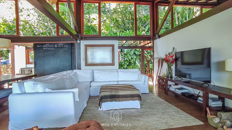 Casa com piscina e vista para o mar em Ilhabela