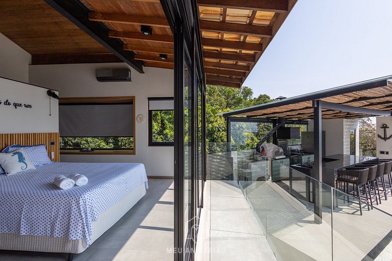 Casa com piscina em condomínio e lazer à beira-mar