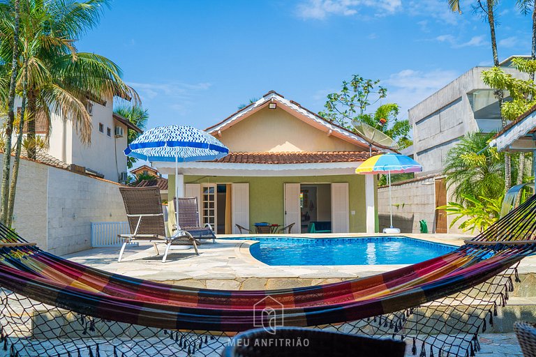 Casa com piscina em condomínio fechado em Bertioga