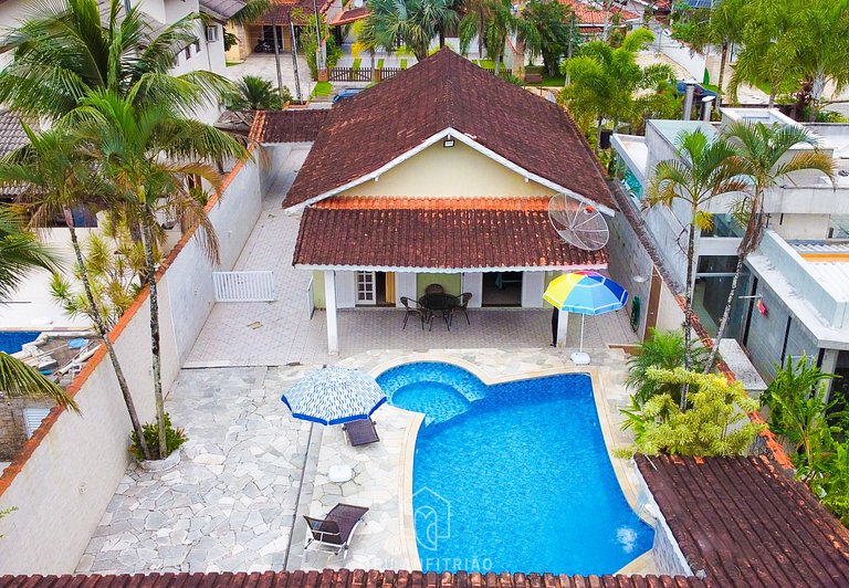 Casa com piscina em condomínio fechado em Bertioga