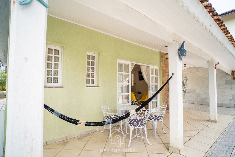 Casa com piscina em condomínio fechado em Bertioga