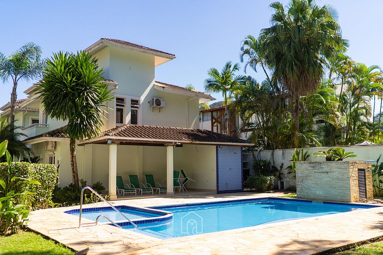 Casa com piscina em condomínio fechado em Juquehy