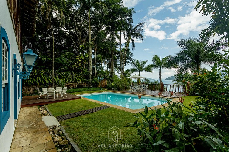 Casa com piscina em condomínio fechado em Ubatuba