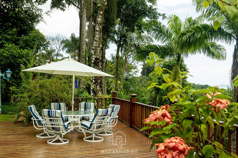 Casa com piscina em condomínio fechado em Ubatuba