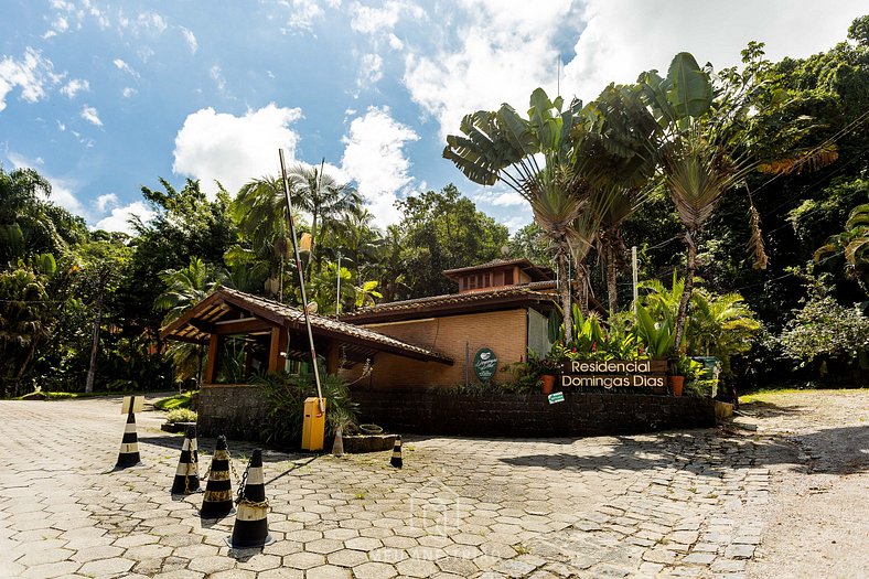 Casa com piscina em condomínio fechado em Ubatuba