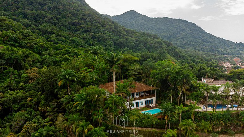 Casa com piscina em condomínio fechado em Ubatuba